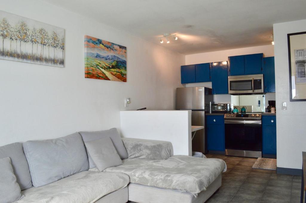 un soggiorno con divano e cucina di Modern 1-Bedroom Condo a Las Vegas