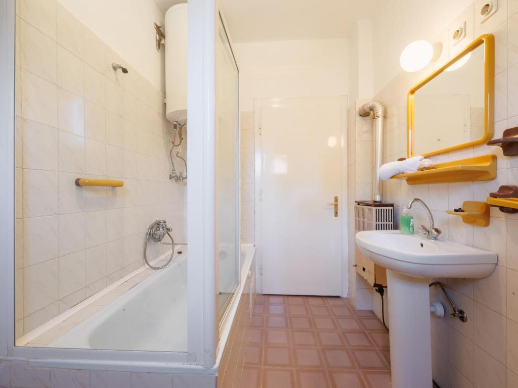 Kúpeľňa v ubytovaní Holiday Home Peach by Interhome
