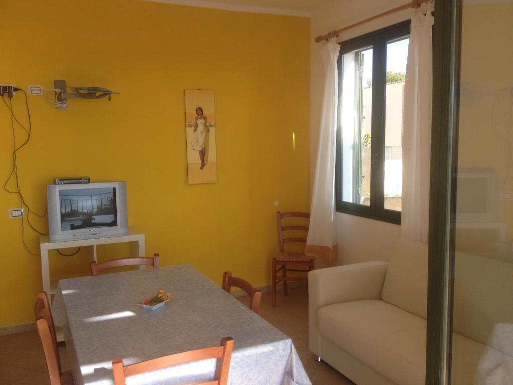 Villa Ceni - Appartamenti con camere, cucina, wc e terrazza sul mare in villa con piscina, giardino e parcheggio - ホリデーホーム