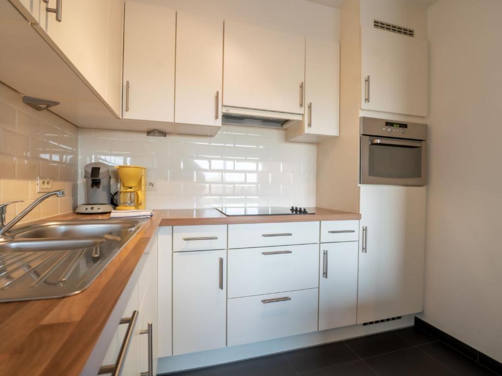 Kuchyň nebo kuchyňský kout v ubytování Apartment Appartement 402 by Interhome