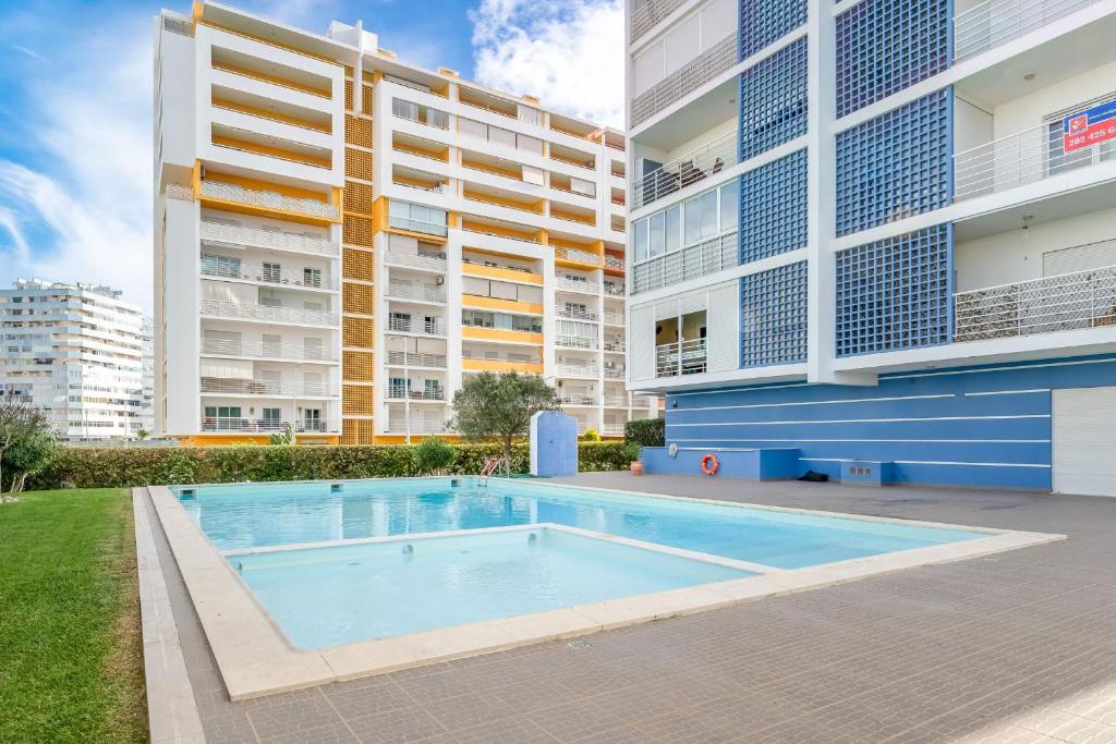 Bright 1 BDR Flat with Pool & Balcony by LovelyStay