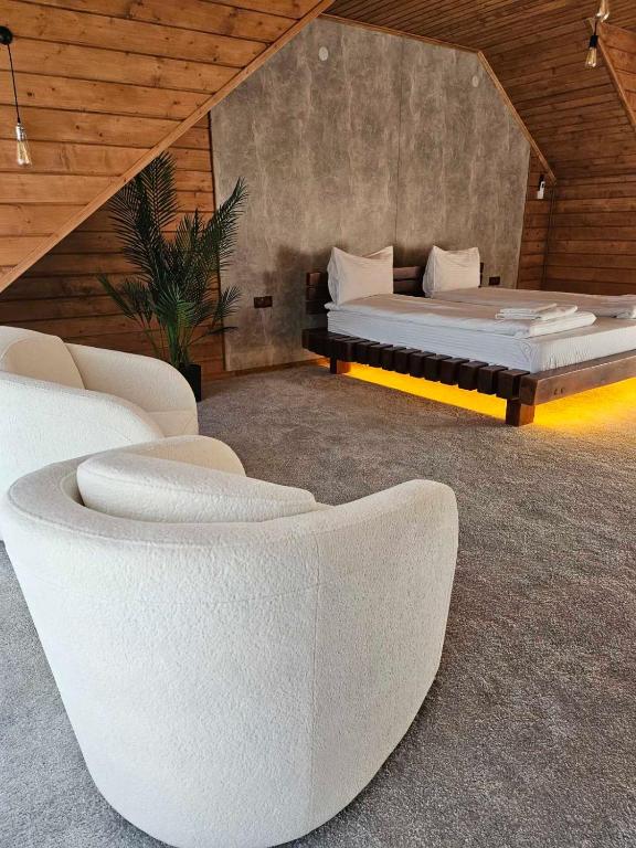 Postel nebo postele na pokoji v ubytování Chorna Skelya Resort & Wellness