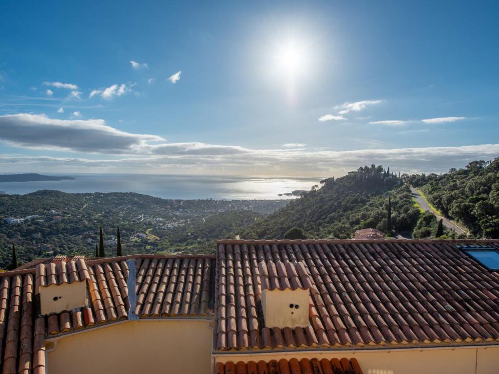 - une vue depuis le toit d'une maison dans l'établissement Apartment Les Sauvagières II-1 by Interhome, à Cavalaire-sur-Mer