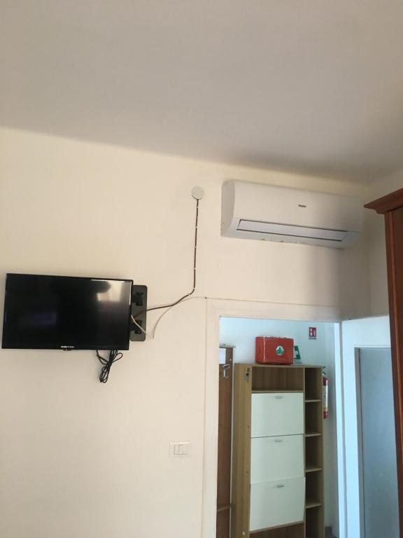 A television and/or entertainment centre at Appartamento MIRAMARE, 2 camere, cucina, bagno,