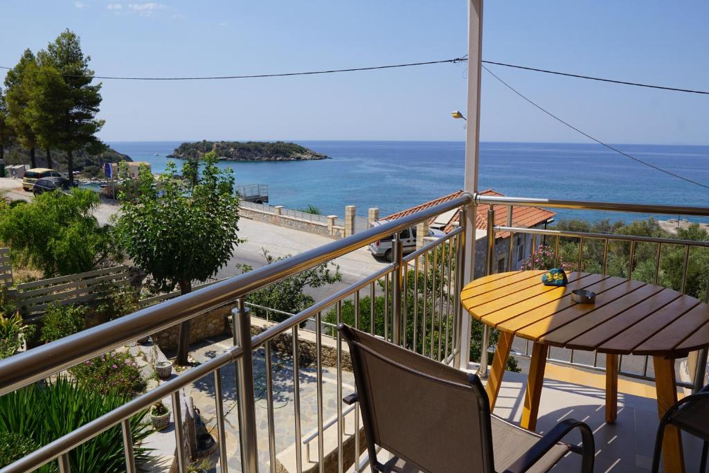 uma varanda com uma mesa e vista para o oceano em (305)Sea And Sun apartments em Kardamili