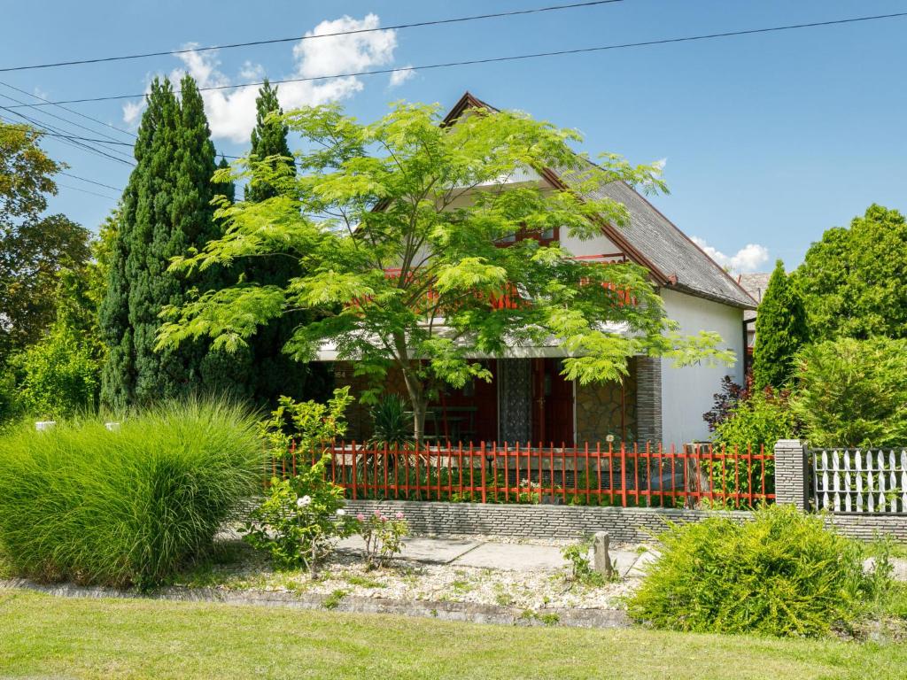 una casa con una recinzione nel cortile di Holiday Home Rakoczi by Interhome a Balatonmáriafürdő