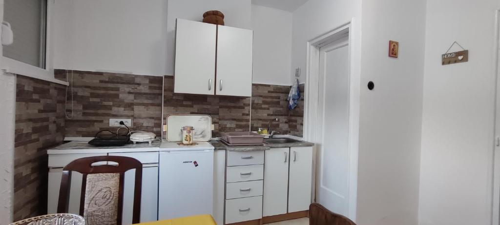 Kuchyň nebo kuchyňský kout v ubytování Apartman Mali Raj Rudnik II