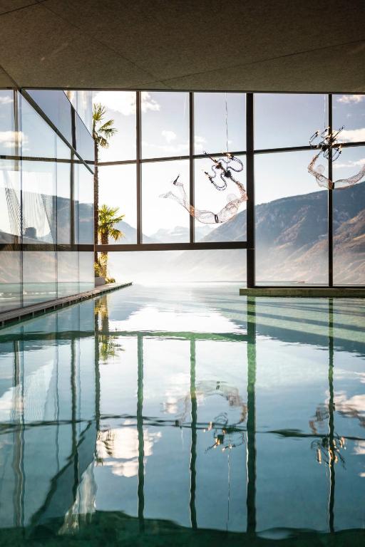 Bazén v ubytování Schenna Resort nebo v jeho okolí