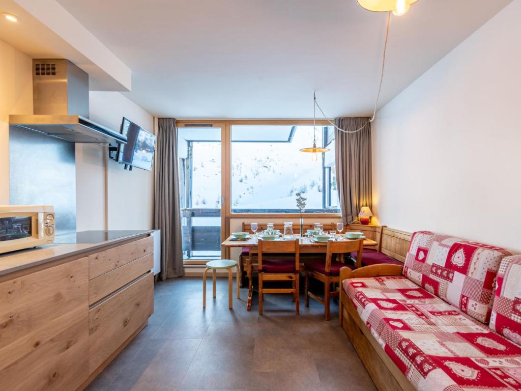 un salon avec une table et un canapé dans l'établissement Apartment Home Club - Lavachet-10 by Interhome, à Tignes