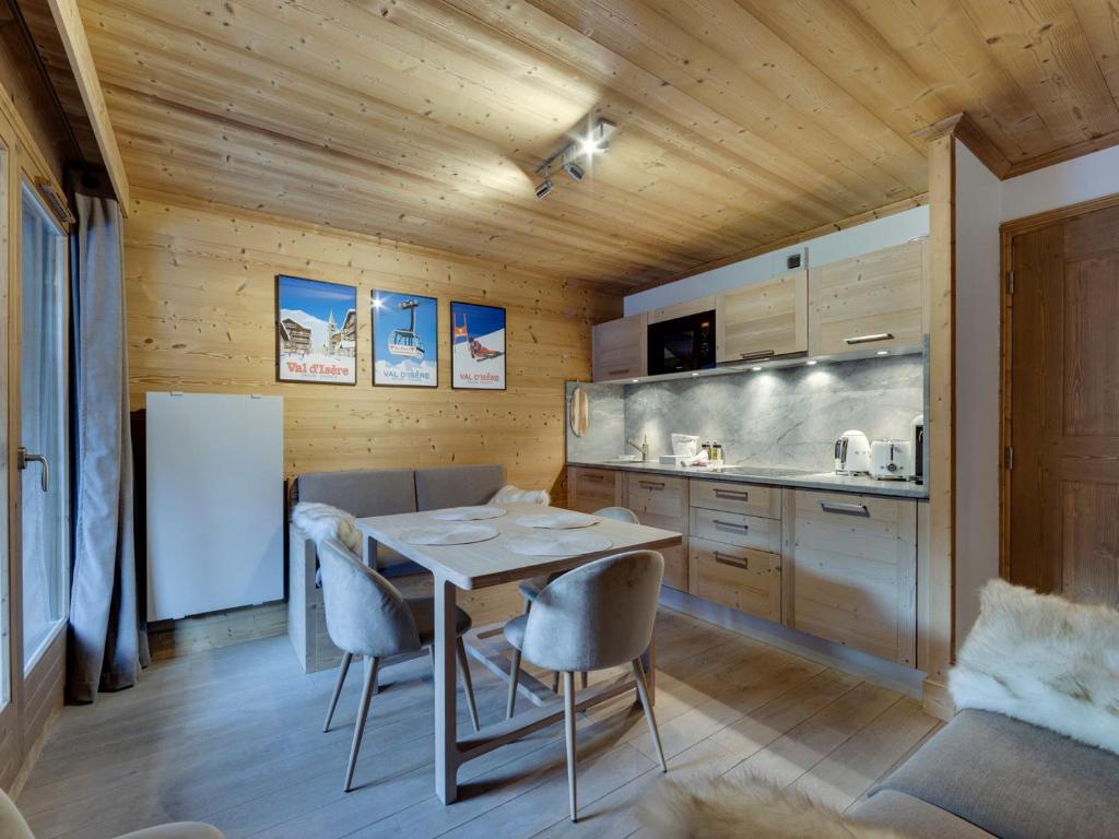 Kuchyňa alebo kuchynka v ubytovaní Appartement rénové au cœur de Val d'Isère - 1 chambre + coin montagne, balcon sud, parking inclus - FR-1-567-95