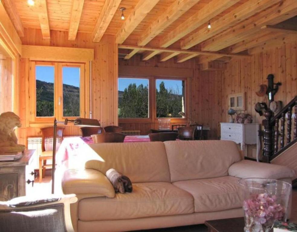 un soggiorno con divano e un cane steso sopra di Vivir en el Campo a Cidones