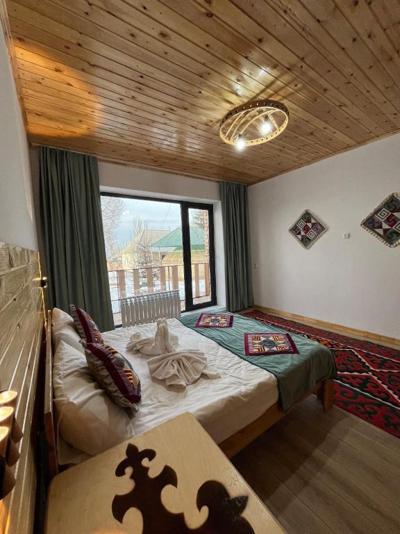 Postel nebo postele na pokoji v ubytování Guest House Jekshen