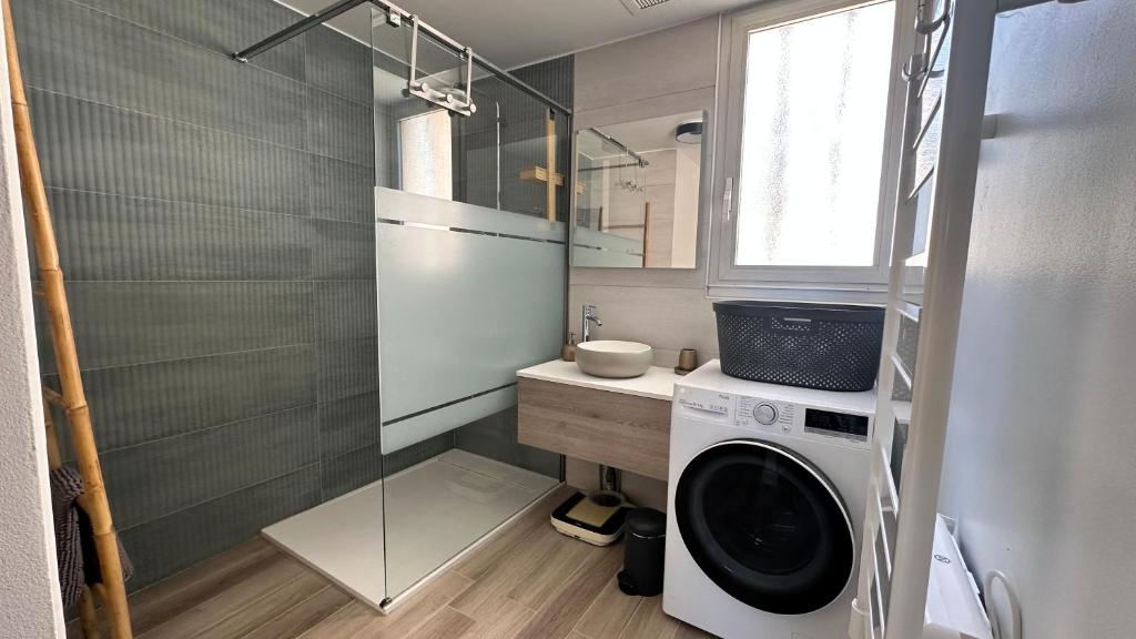 Kúpeľňa v ubytovaní Appartement « Marinella » splendide vue mer aux Sanguinaires