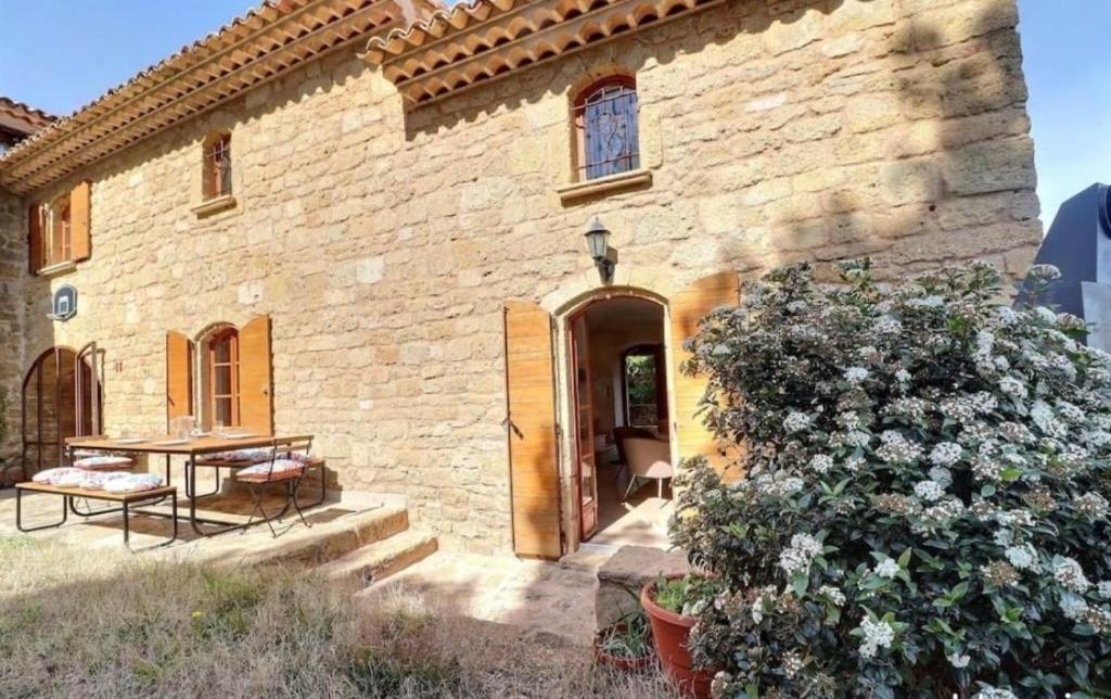 Cette maison en pierre dispose d'une table et d'une terrasse. dans l'établissement Noceta, à Miramas