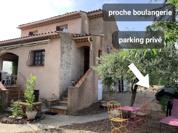 une maison avec une flèche blanche pointant vers un bâtiment dans l'établissement Chez Pierre, à Le Val