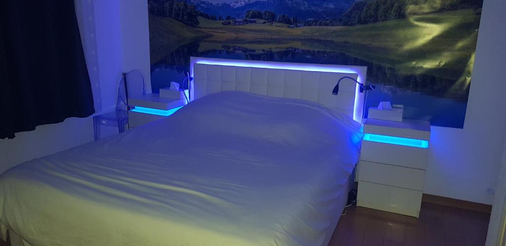 - une chambre avec un grand lit bleu clair dans l'établissement Sunshine in Cannes, à Cannes