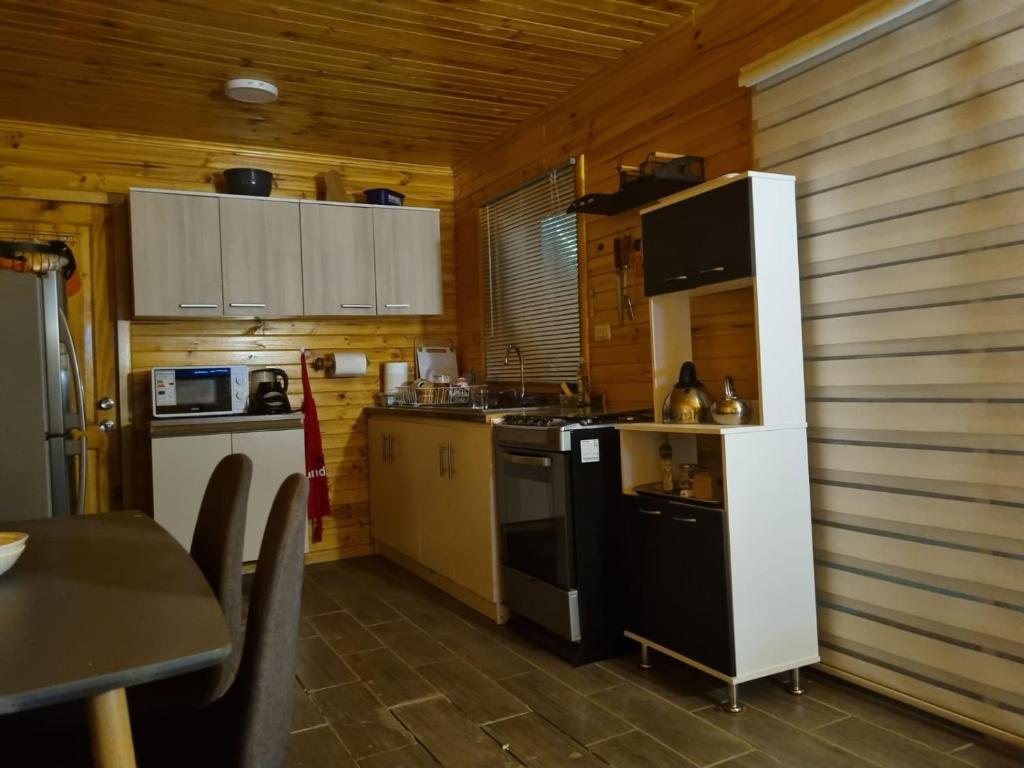 Kuchyň nebo kuchyňský kout v ubytování Cabañas Alto Quillay, radal siete tasas