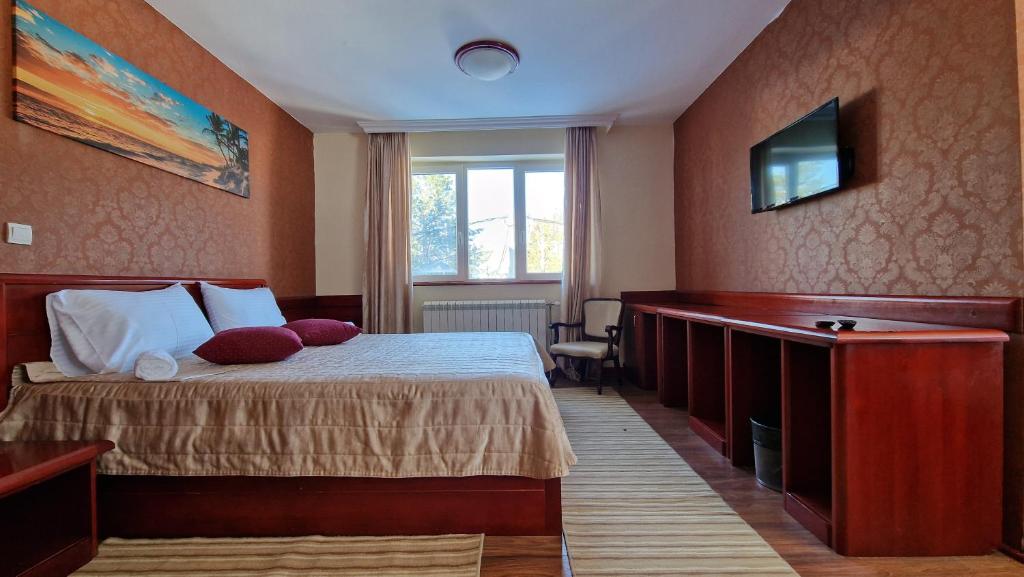 Łóżko lub łóżka w pokoju w obiekcie La Dora Mountain Resort