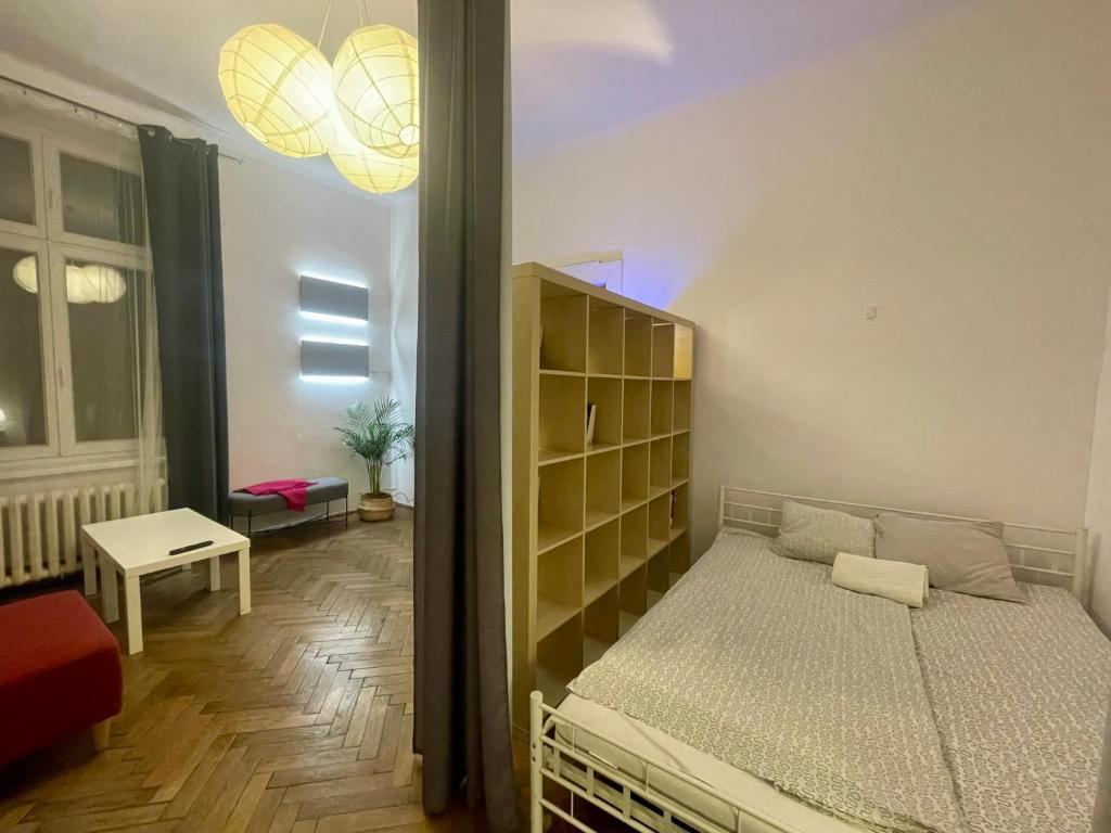 
One-Bedroom Apartment with Backyard balcony
