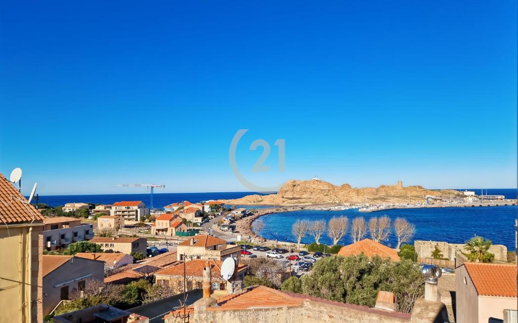 - une vue sur la ville de dubrovnik et son port dans l'établissement Superbe T5 centre-ville vue mer, à LʼÎle-Rousse