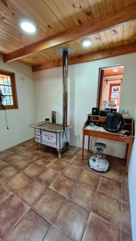 een kamer met een bureau en een tafel in een kamer bij Hermosa casa de campo in Talca