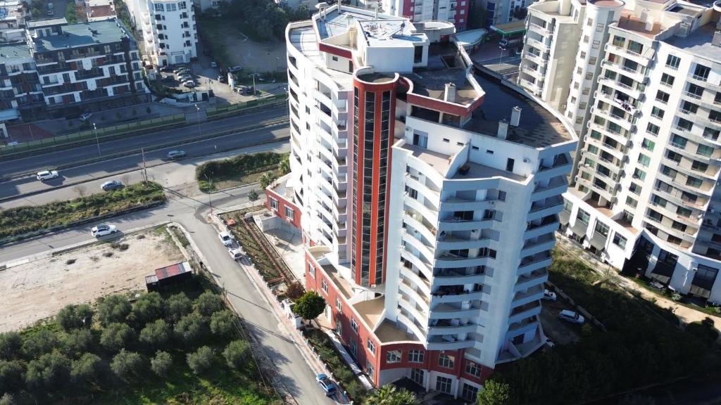 een uitzicht op een hoog gebouw in een stad bij Joanon's landscape view in Golem