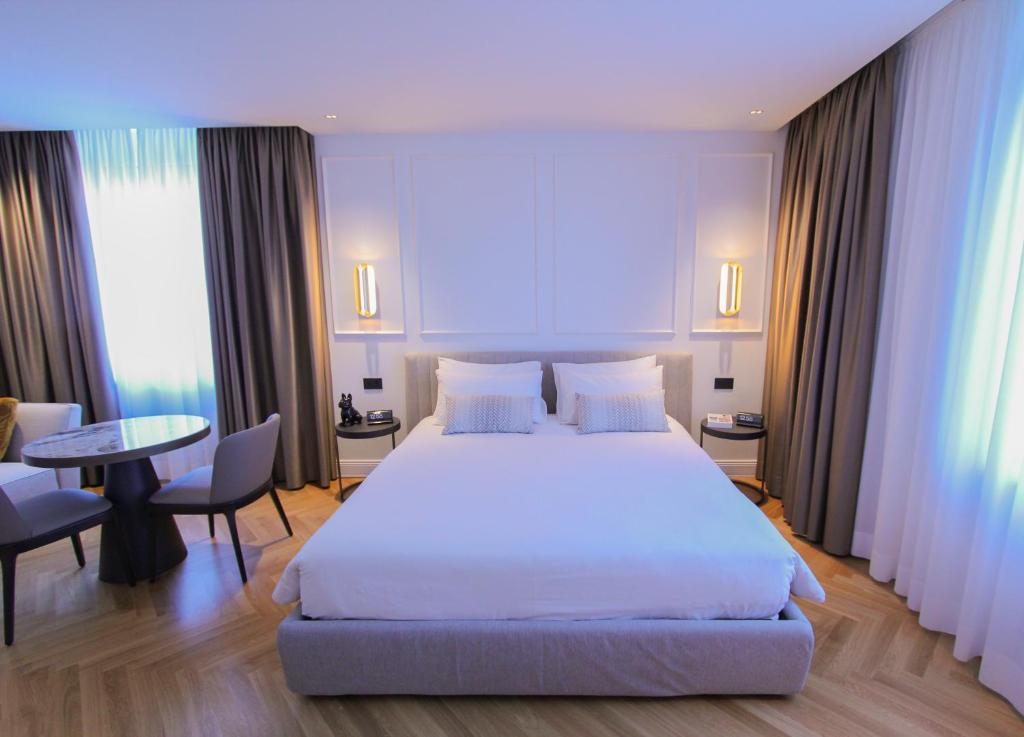 Postel nebo postele na pokoji v ubytování Ambassador Palace Hotel
