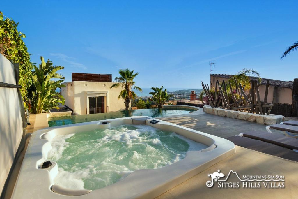 Bazén v ubytování Stunning Villa Ibizenca with private pool in Sitges nebo v jeho okolí