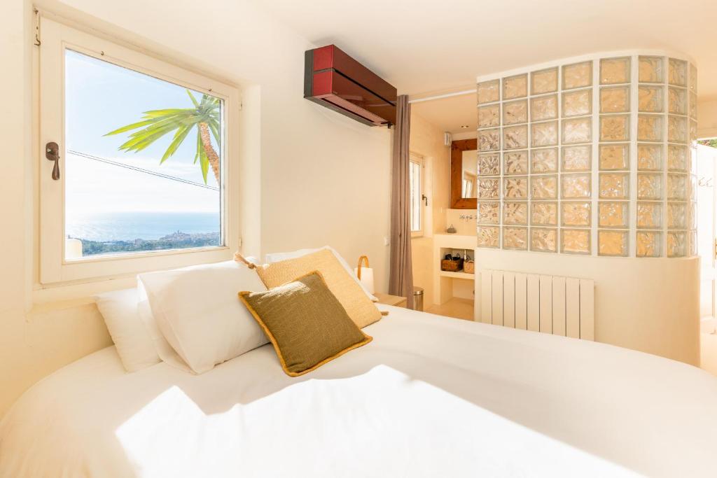 Postel nebo postele na pokoji v ubytování Stunning Villa Ibizenca with private pool in Sitges