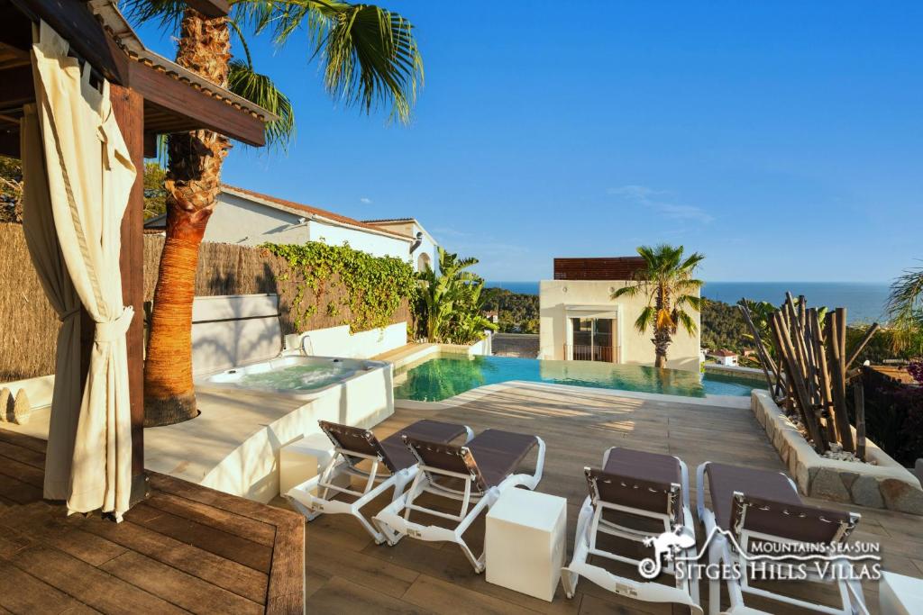 Bazén v ubytování Stunning Villa Ibizenca with private pool in Sitges nebo v jeho okolí