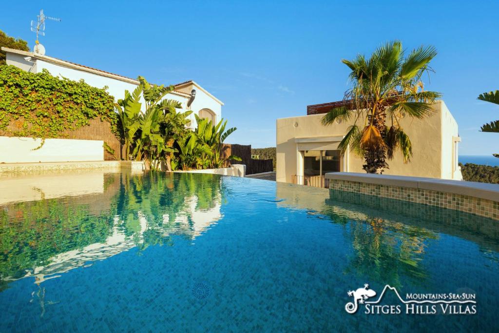 Bazén v ubytování Stunning Villa Ibizenca with private pool in Sitges nebo v jeho okolí