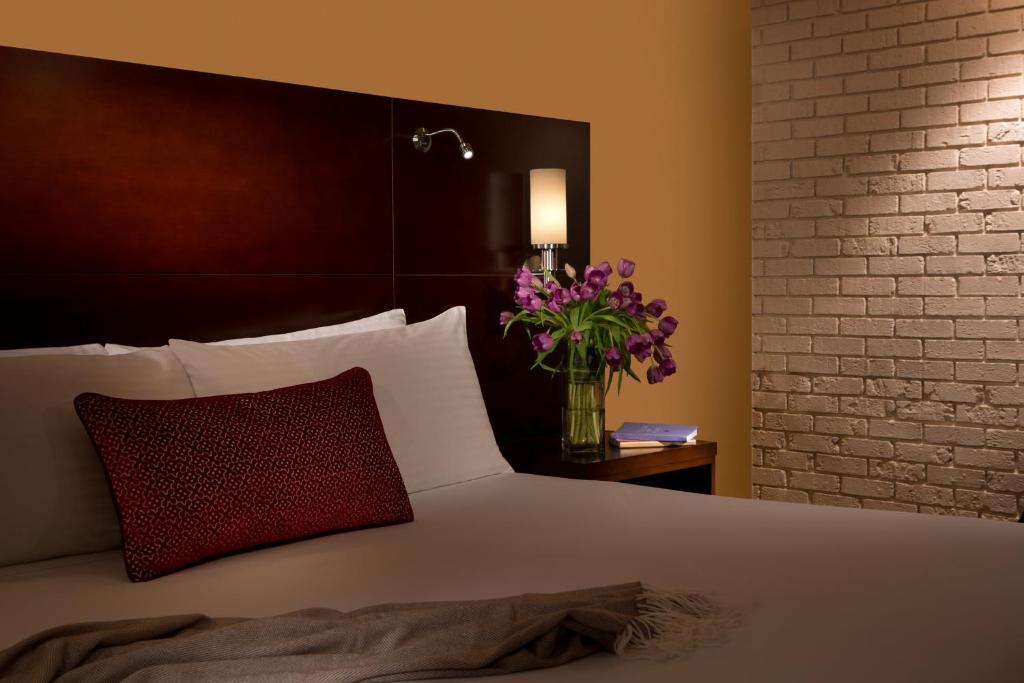 Postel nebo postele na pokoji v ubytování M Hotel Buffalo