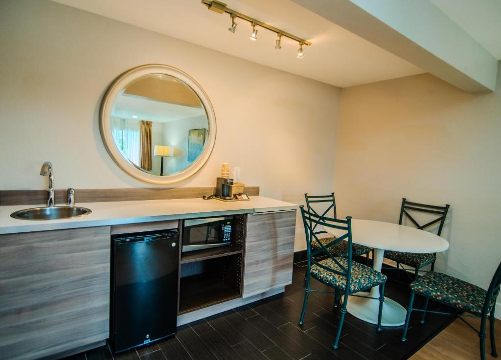 Quality Inn & Suites By the Parks - 