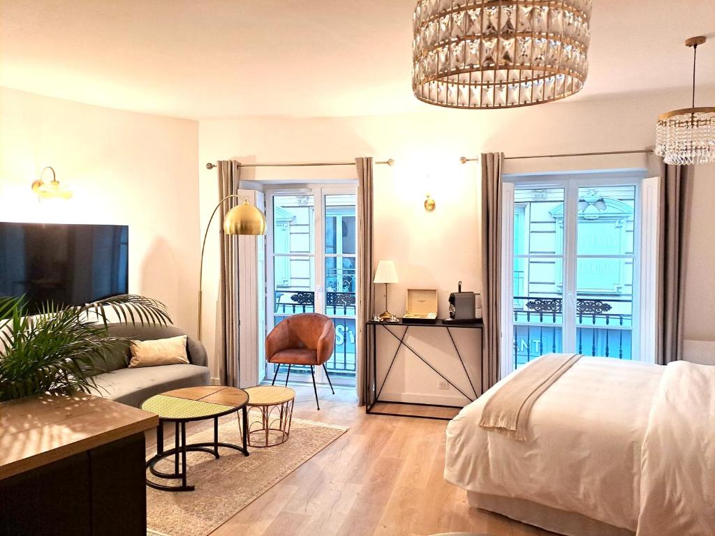 een slaapkamer met een bed en een woonkamer bij Appartement Cosy Hyper Centre in Nantes