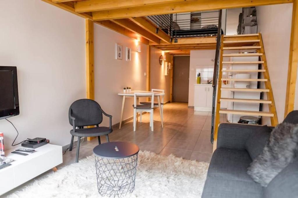 un salon avec un canapé et une table dans l'établissement Le Petit Turbil, à Lyon