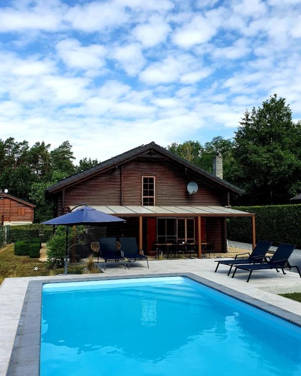 Bazén v ubytování Chalet Mésange nebo v jeho okolí