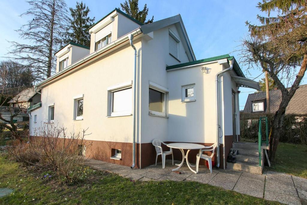Charming Vienna Retreat with Garden Metro Access