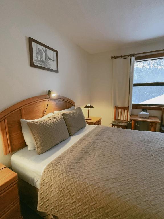 Postel nebo postele na pokoji v ubytování Alpine Meadows Lodge