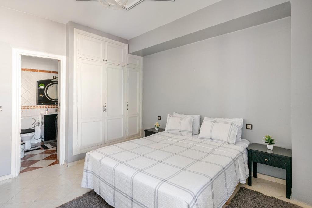 Ένα ή περισσότερα κρεβάτια σε δωμάτιο στο Oceanview Apartment with Stunning City View