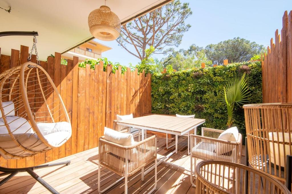 un patio avec une table et des chaises et une clôture dans l'établissement Superbe appartement refait à neuf, à Saint-Tropez