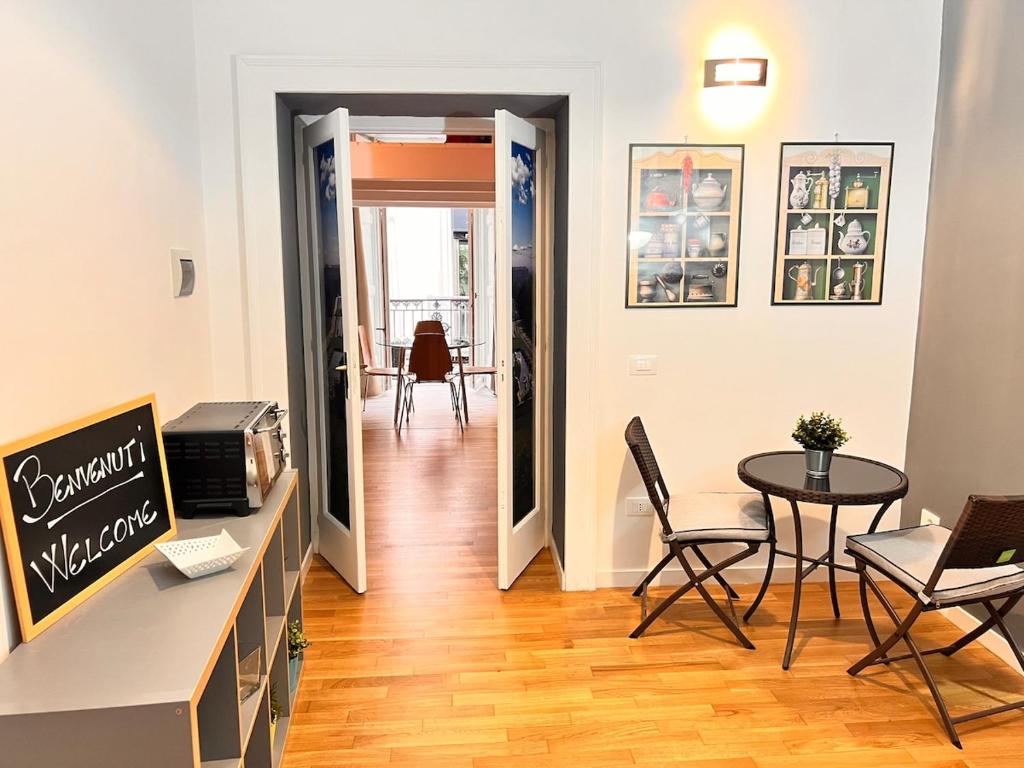 ein Flur mit einem Tisch und Stühlen in einem Zimmer in der Unterkunft Stupendo bilocale con soppalco vicino alla Reggia di Caserta in Caserta