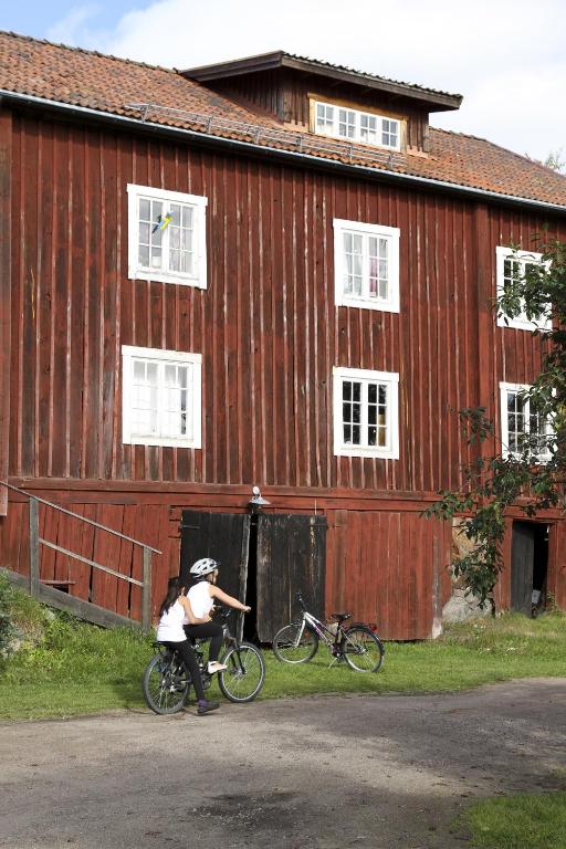 Jízda na kole v ubytování Frägsta Hälsingegård B&B nebo okolí