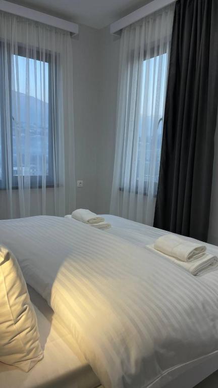 Postel nebo postele na pokoji v ubytování Kamar Hotel Ijevan