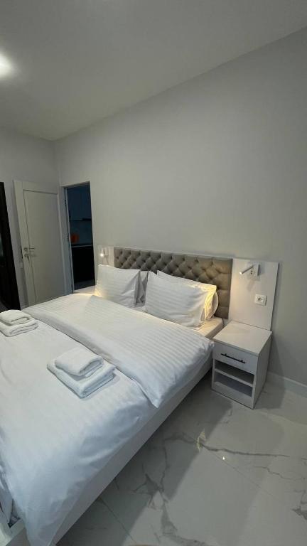 Postel nebo postele na pokoji v ubytování Kamar Hotel Ijevan