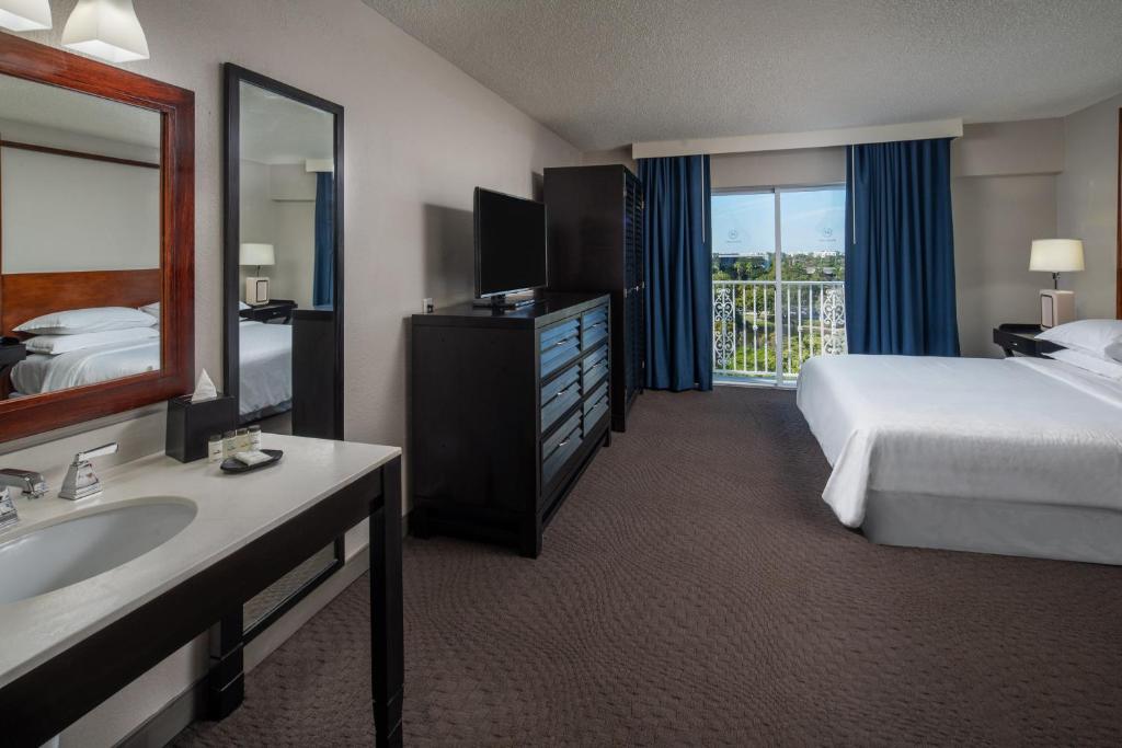 Postel nebo postele na pokoji v ubytování Sheraton Suites Fort Lauderdale at Cypress Creek
