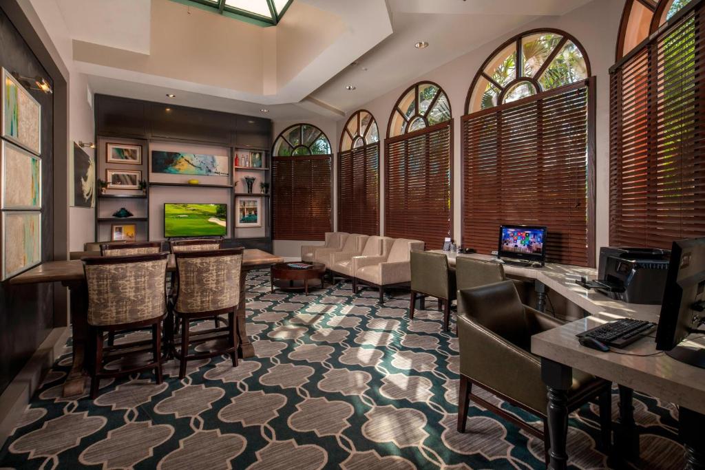 TV a/nebo společenská místnost v ubytování Sheraton Suites Fort Lauderdale at Cypress Creek