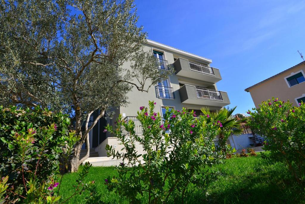Vonkajšia záhrada v ubytovaní Apartments Villa Coratina