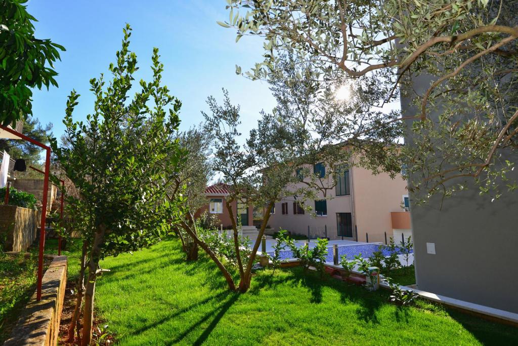 Vonkajšia záhrada v ubytovaní Apartments Villa Coratina