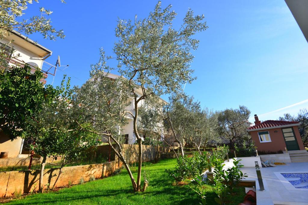 Vonkajšia záhrada v ubytovaní Apartments Villa Coratina