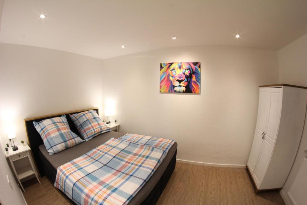 a bedroom with a bed with a painting on the wall at Ferienwohnung Moin Moin 2C in Silberstedt